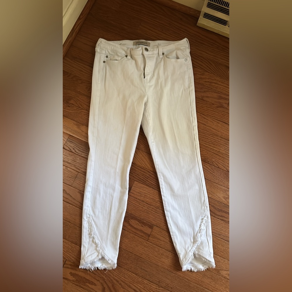 Liverpool size 8/29 “The Skinny Crop” raw hem detail.  Super cute 🤍🤍